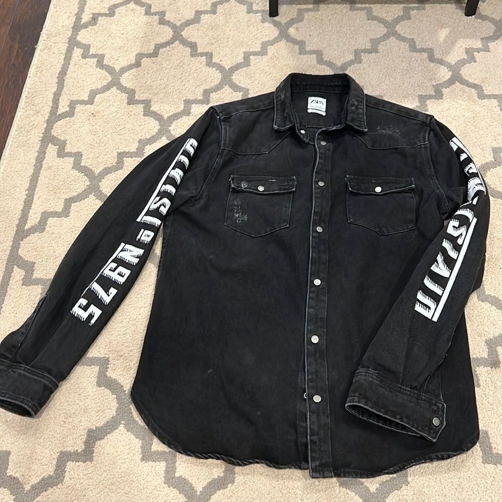 Zara Black Denim Overshirt Text Print Graphic Black Distressed Snap size M EUC‎
